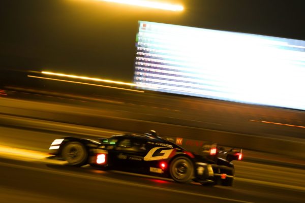 Toyota vuela de nuevo en plena noche, Ferrari penaliza y el Porsche de JOTA se estrella