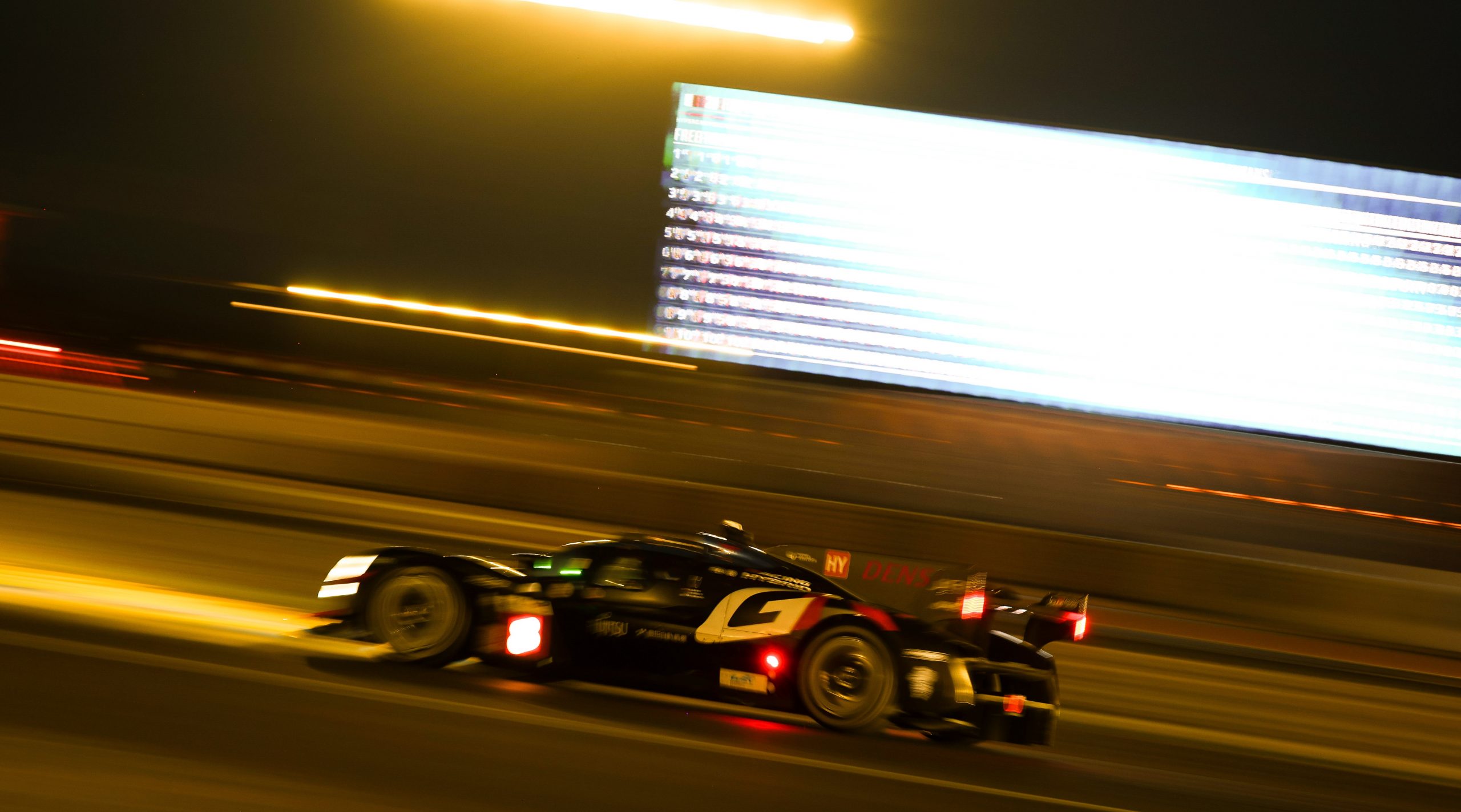 Toyota vuela de nuevo en plena noche, Ferrari penaliza y el Porsche de JOTA se estrella