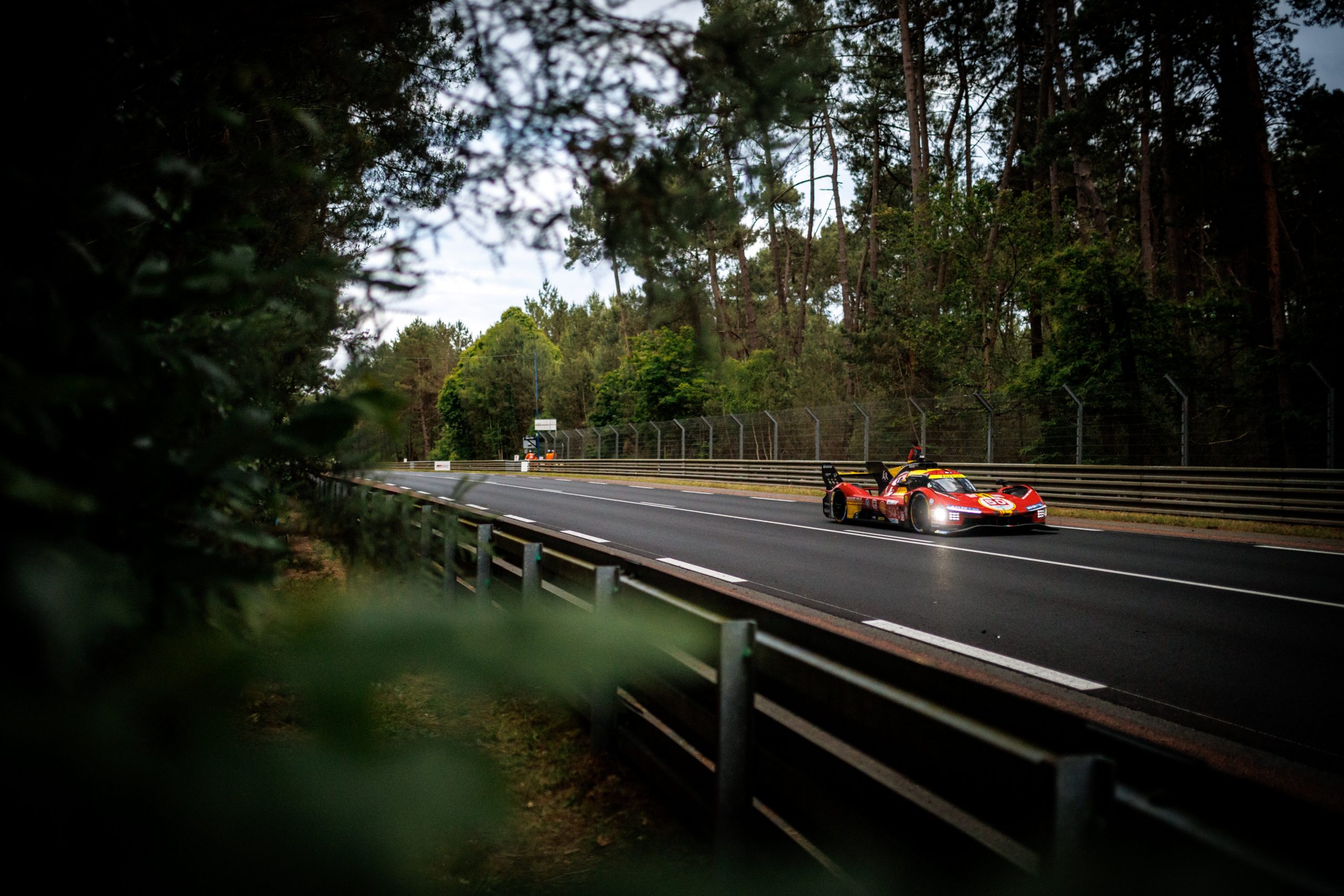 La acción se reanuda en Le Mans con un final de infarto en las tres categorías