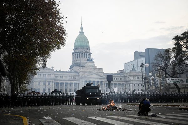 Ley Bases: Bombas incendiarias, gas pimienta y piedras: graves incidentes en la protesta contra la ley de desguace del Estado de Milei