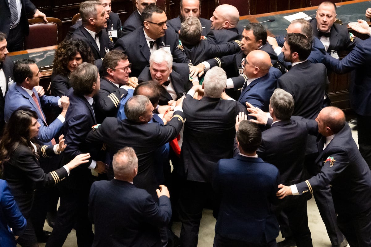 Tumulto en el Parlamento italiano: un diputado de la Liga golpea en la cabeza a otro del M5S | Internacional