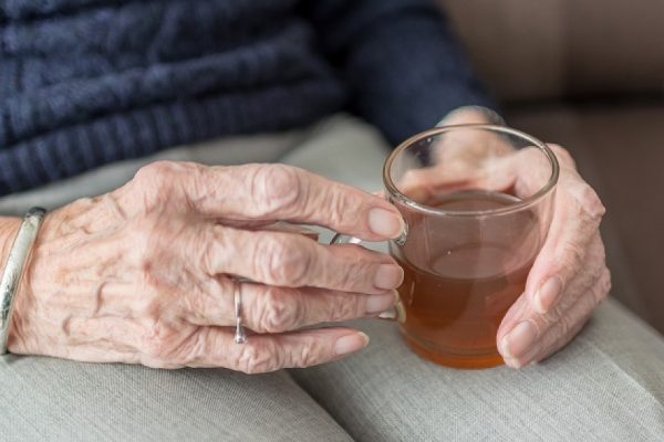 Un simple análisis de sangre anticipa el párkinson siete años antes de sus síntomas