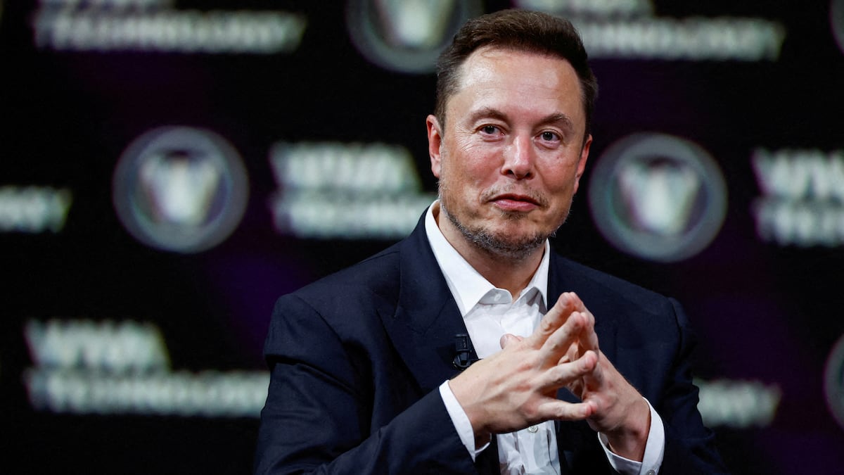 Elon Musk amenaza con prohibir a sus empleados usar dispositivos Apple tras el anuncio de la alianza de la tecnológica con OpenAI | Tecnología