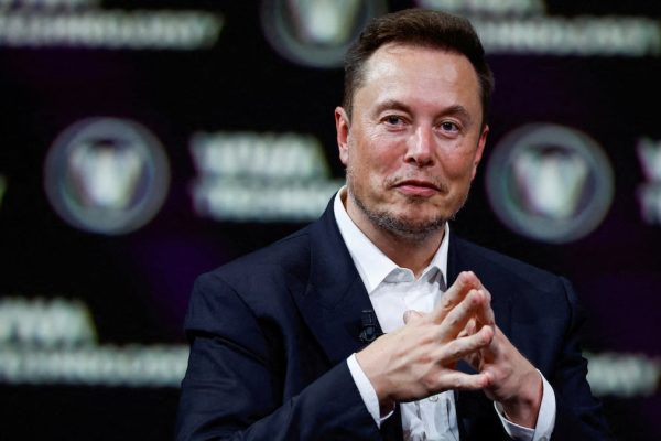 Elon Musk amenaza con prohibir a sus empleados usar dispositivos Apple tras el anuncio de la alianza de la tecnológica con OpenAI | Tecnología