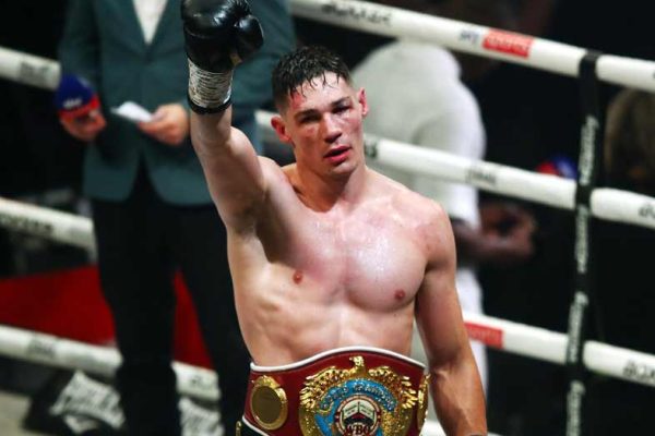 Chris Billam-Smith vence a Richard Riakporhe