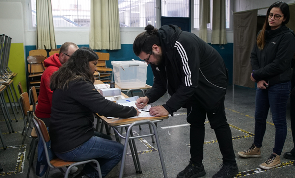 Primarias: mesas de votación instaladas y llegan primeros candidatos a votar