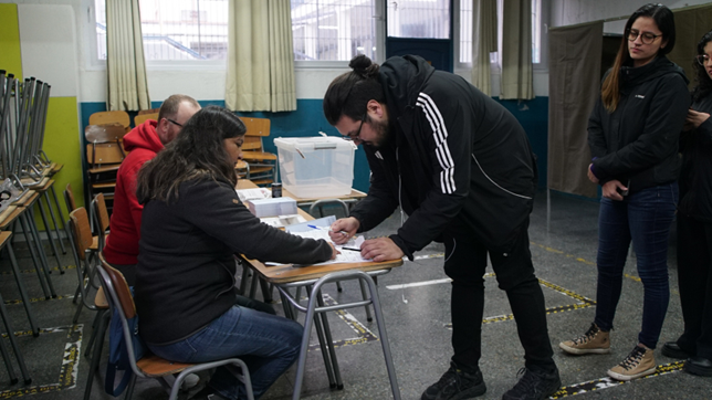 Primarias: mesas de votación instaladas y llegan primeros candidatos a votar