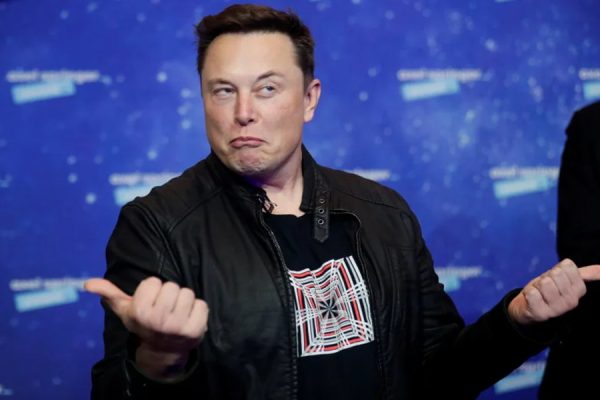 Elon Musk amenaza con prohibir los dispositivos de Apple