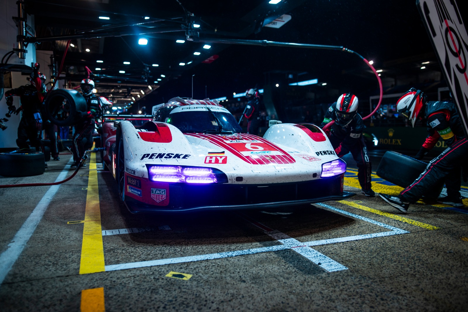 Desfilando bajo la lluvia, tres horas de Safety Car privan de la acción en Le Mans antes del amanecer