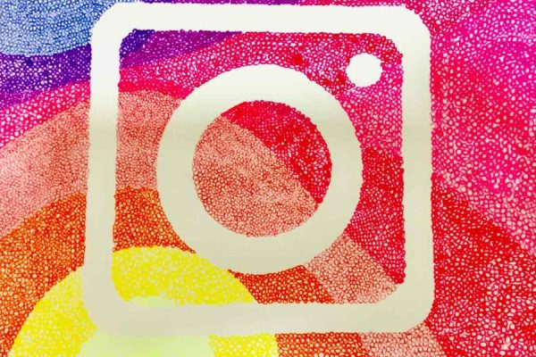 Instagram muestra contenido para adultos a menores