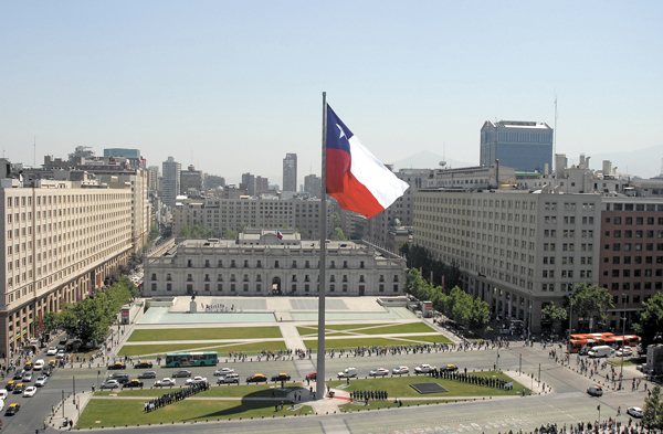 Chile cae en calidad institucional, por deterioro político y de mercados