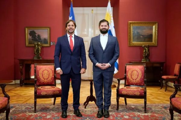 Boric recibe al presidente de Uruguay en La Moneda