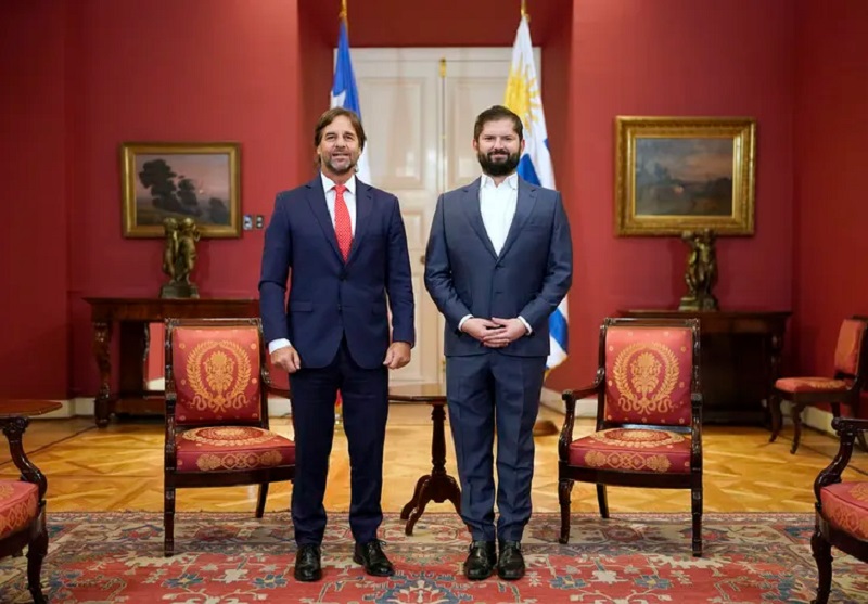 Boric recibe al presidente de Uruguay en La Moneda