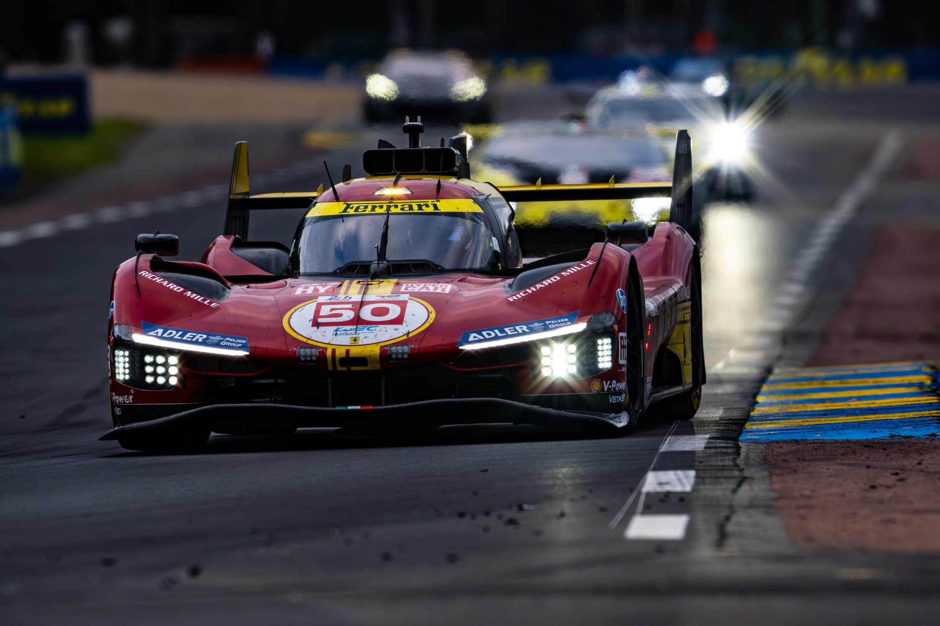 Ferrari y Toyota abren fuego para disputarse la victoria en Le Mans, con el Cadillac de Álex Palou al acecho