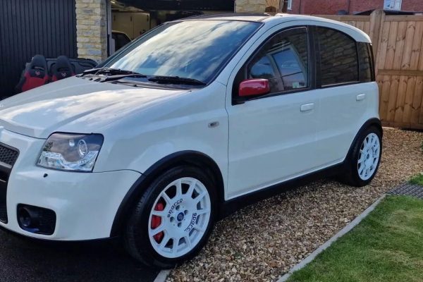 Con motor turbo y 180 CV, el Abarth Panda que FIAT no se atrevió a vender puede ser tuyo por menos de 8.000 euros