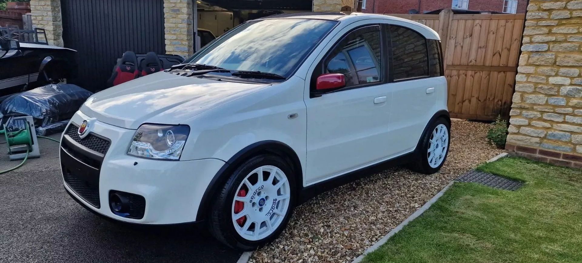 Con motor turbo y 180 CV, el Abarth Panda que FIAT no se atrevió a vender puede ser tuyo por menos de 8.000 euros