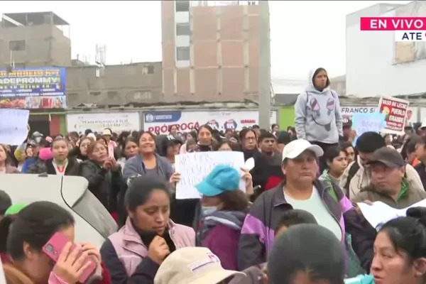 Beneficiarios del programa Vaso de Leche protestan en Ate por insumos no entregados