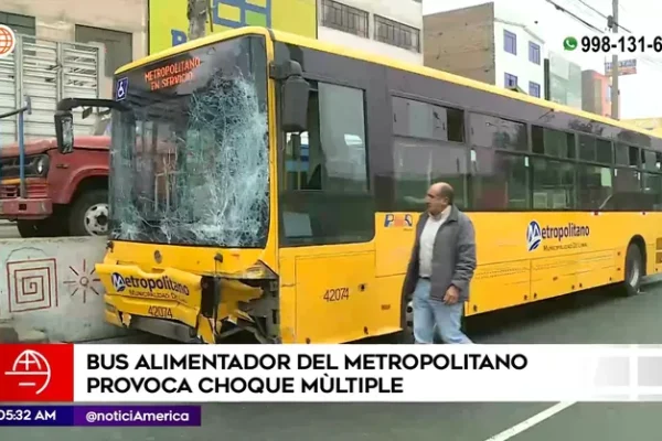 Comas: Alimentador del Metropolitano provocó accidente