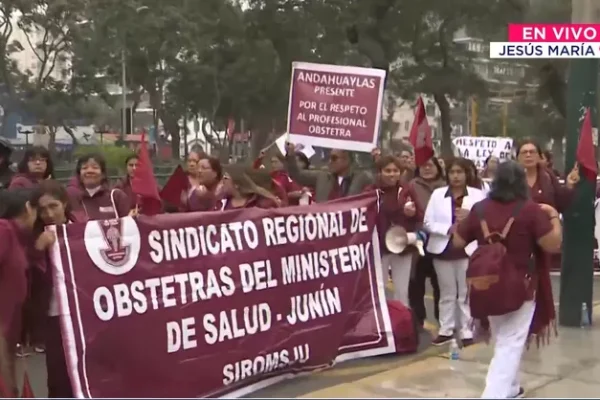 Obstetras protestan contra nuevas normativas del Ministerio de Salud