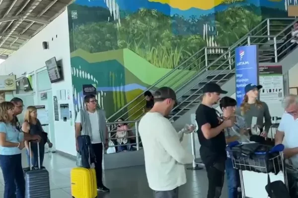 Pasajeros varados en aeropuerto de Tarapoto esperando vuelo