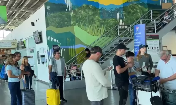 Pasajeros varados en aeropuerto de Tarapoto esperando vuelo