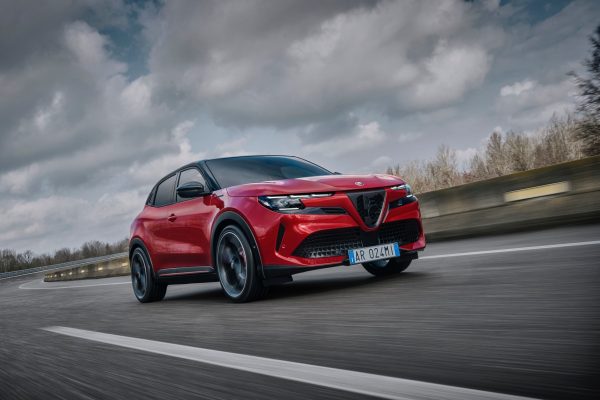 El nuevo y pequeño SUV de Alfa Romeo sufre otro gran cambio antes de su debut y la versión deportiva será más potente de lo previsto