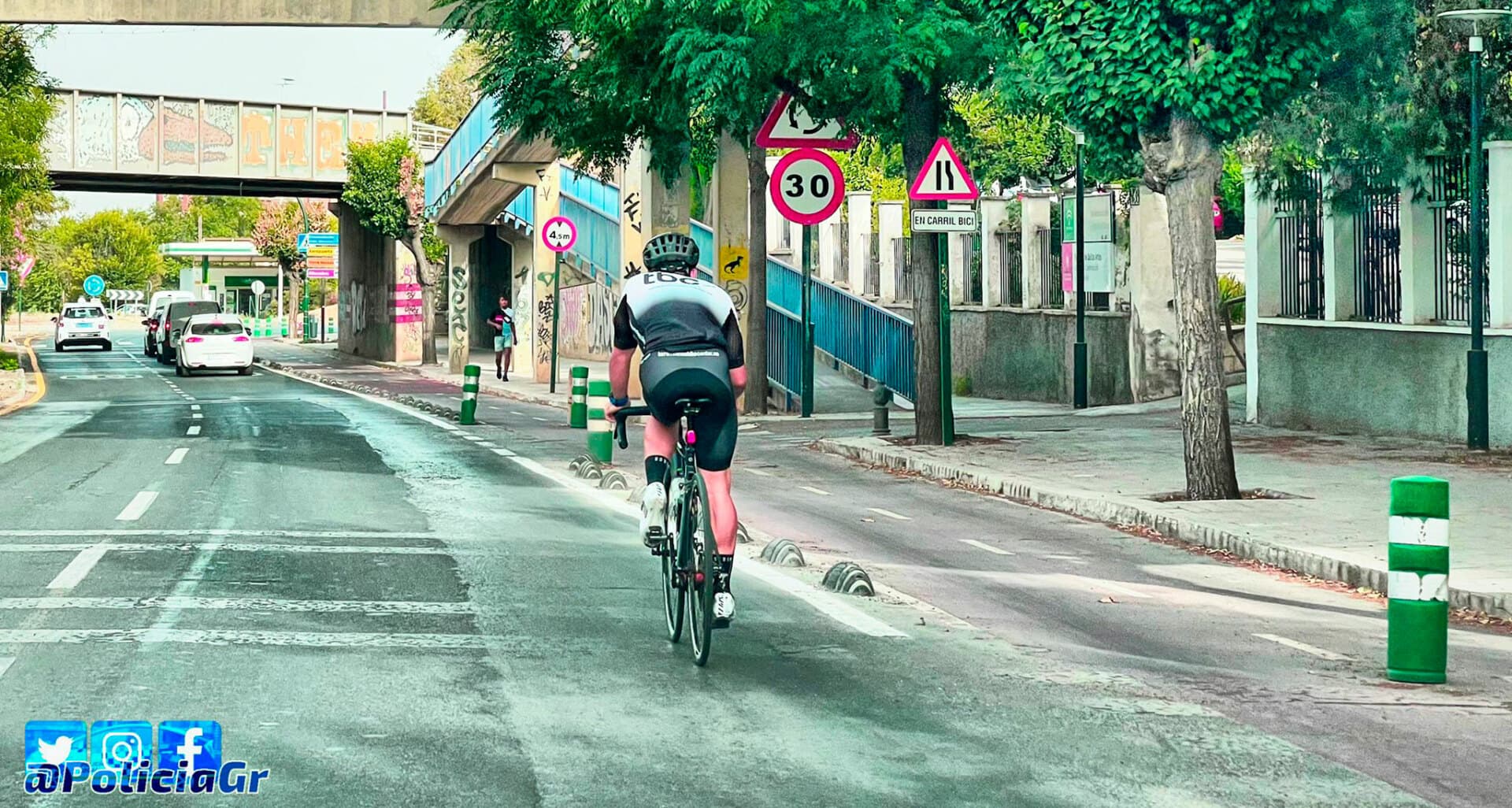 Por qué va por la carretera este ciclista, cuando existe un carril bici, pues porque quiere y porque puede