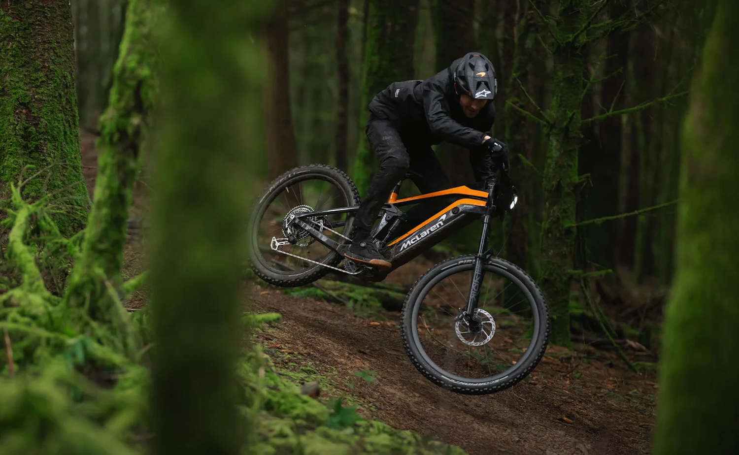 Se inventa la ebike 4x4 con el motor central más potente del mundo que puede circular legalmente, es de McLaren, y su par motor supera al de una KTM Super Duke R 1390