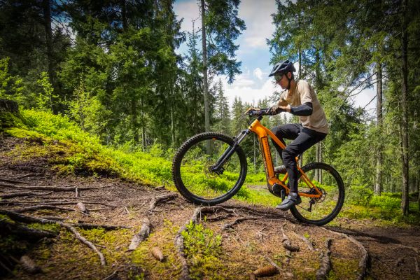 A Specialized le sale competencia con la ebike SUV de Decathlon: motor central Yamaha, más de 100 km de autonomía y por menos de 2.000 euros