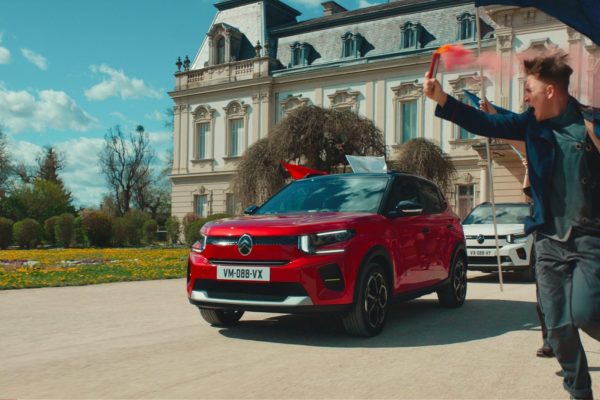 Todavía se pueden hacer anuncios atrevidos de coches y aquí está la prueba con el eléctrico que quiere ser para las masas