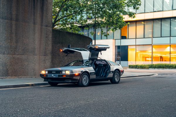 Sin necesitar 1,21 gigavatios, el DeLorean ya regresa al futuro sin gastar una gota de gasolina y sí, tiene condensador de flujo