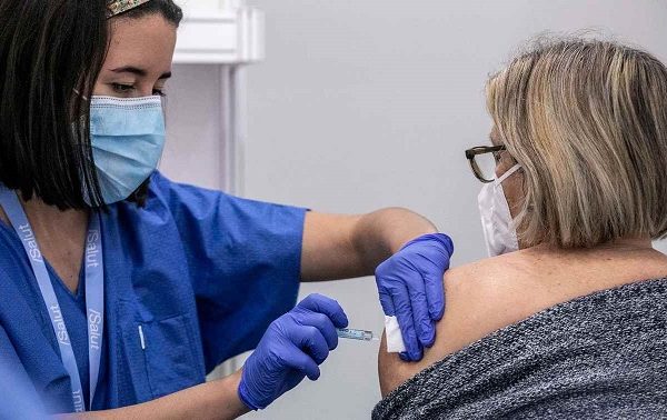 Un estudio avala reforzar la inmunidad frente a la covid-19 en personas con cáncer