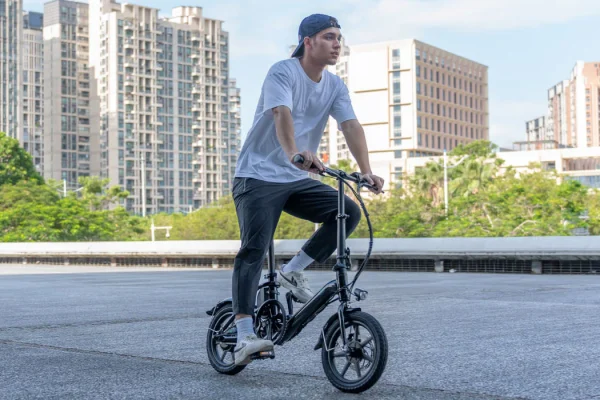 Motor minúsculo en el vehículo de bolsillo ideal para moverse por la ciudad evitando los atascos: la ebike mini que solo cuesta 399 euros