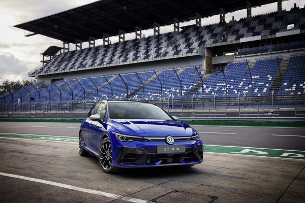 Con 333 CV y 420 Nm, el nuevo Volkswagen Golf R es más potente que nunca y viene acompañado de una espectacular Black Edition