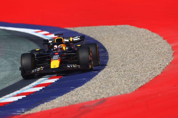 Max Verstappen bate a los McLaren para salir al frente en la carrera al sprint