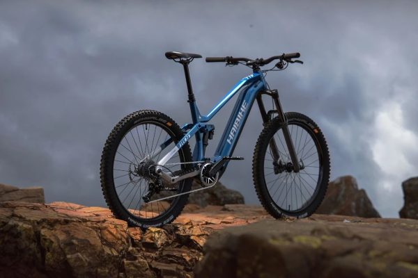 Líbrate de tus prejuicios y podrás disfrutar de un potente motor Yamaha y una brutal batería que supera los 1.000 Wh en una ebike All-Mountain tope de gama