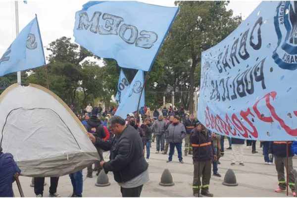 trabajadores del SEOM iniciaron acampe frente al Palacio Municipal