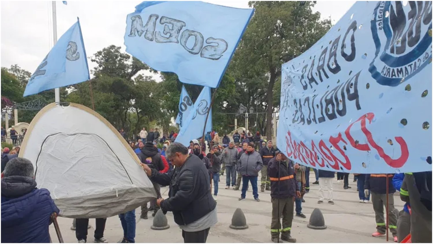 trabajadores del SEOM iniciaron acampe frente al Palacio Municipal