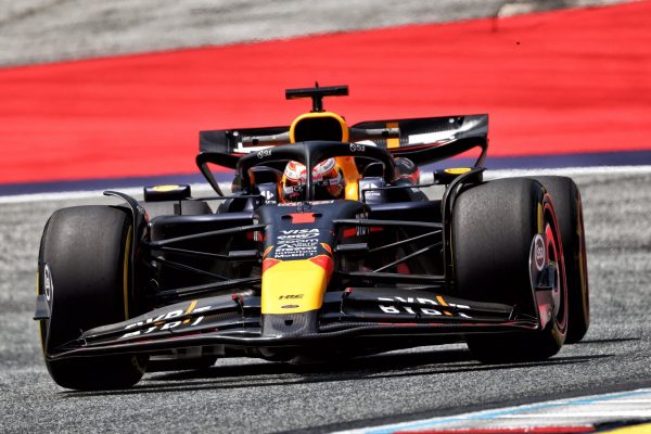 Max Verstappen provoca una bandera roja y lidera los únicos libres en el Red Bull Ring