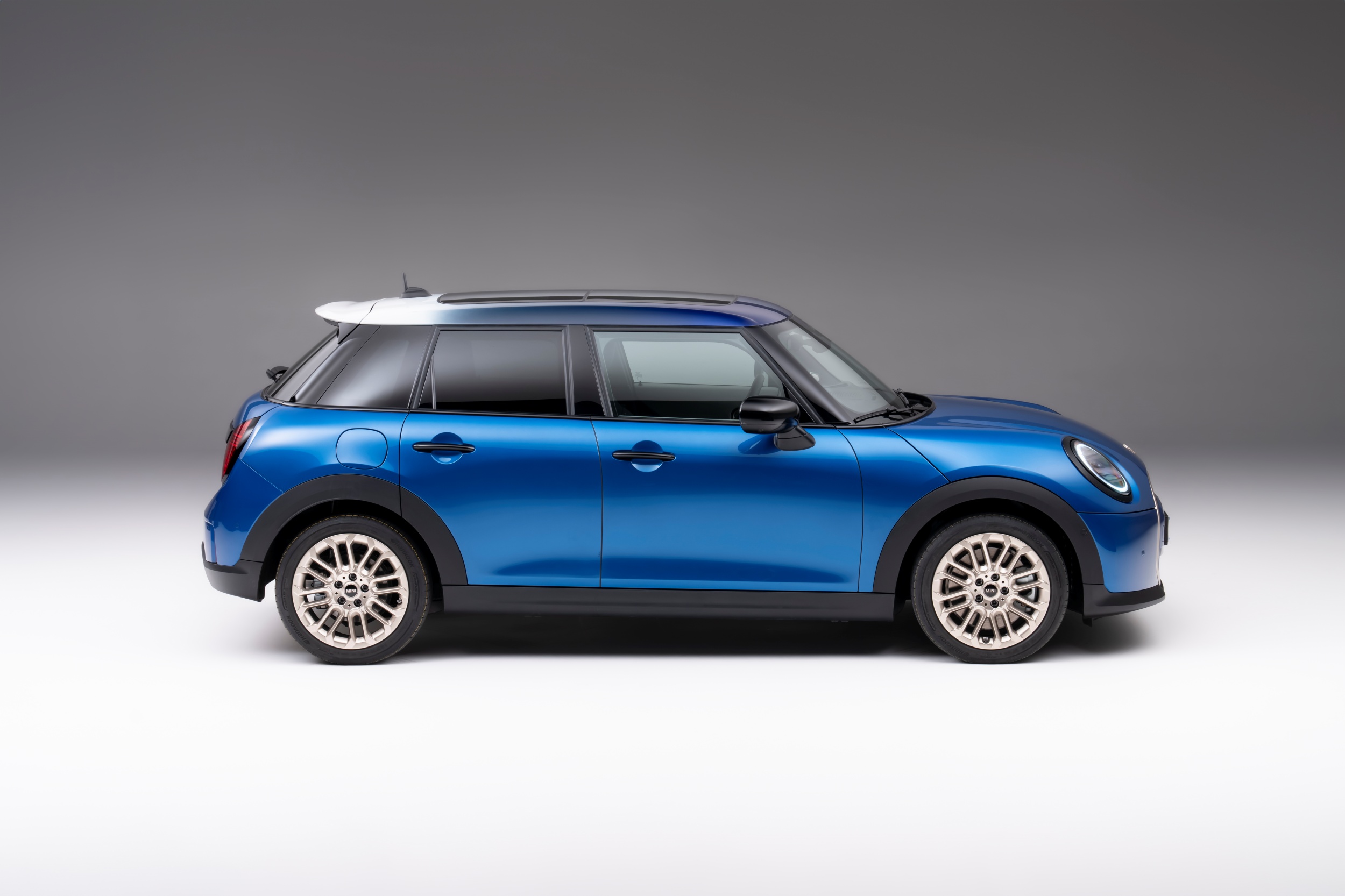 MINI no olvida a sus petrolheads y saca una interesante nueva generación del Cooper de 5 puertas