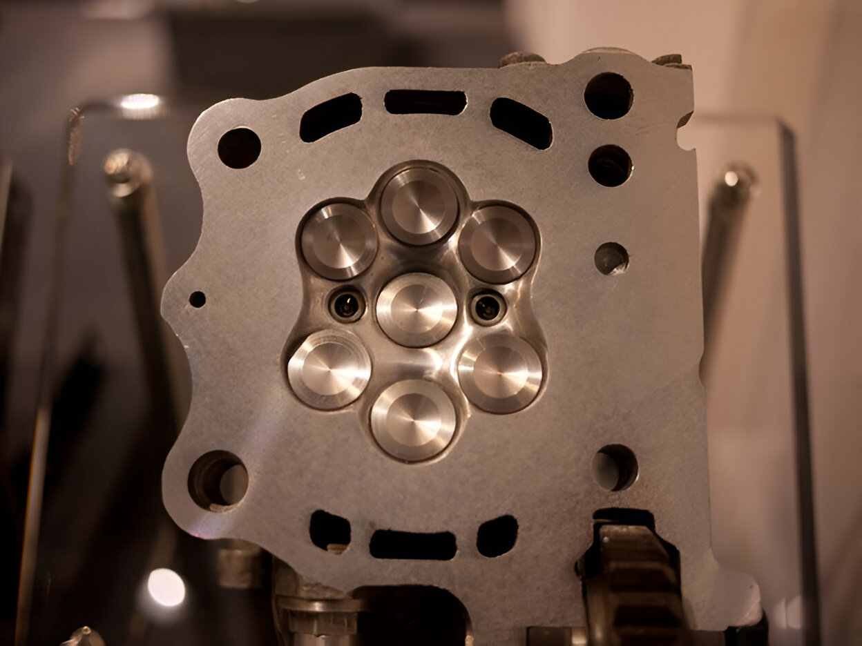 El descabellado motor de 7 válvulas por cilindro que Yamaha creó para competir contra Honda y enterrar a los 2 tiempos
