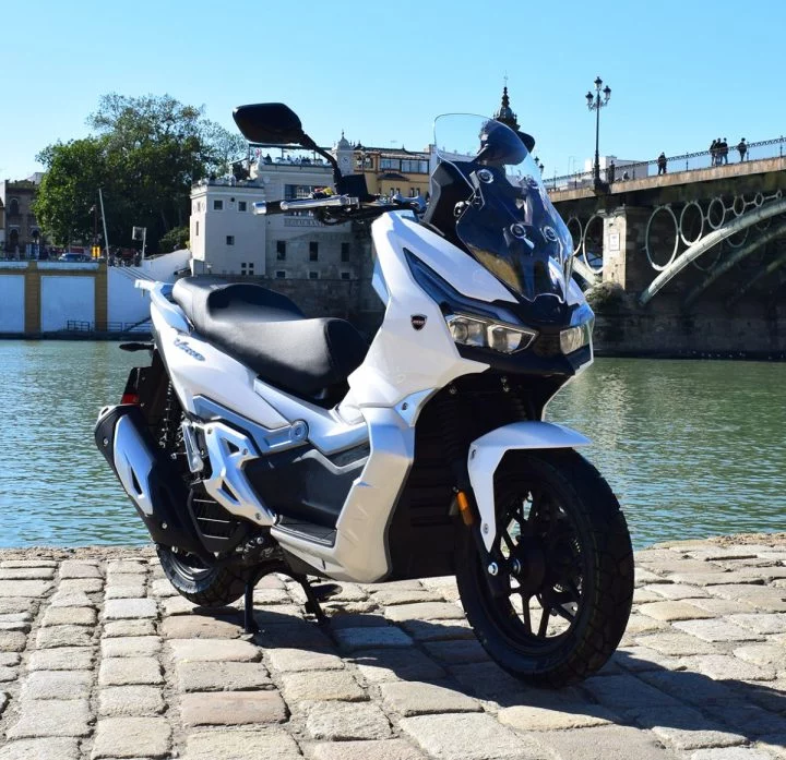 Esta scooter campera de 125 cc súper equipada, ahora con 400 € de descuento