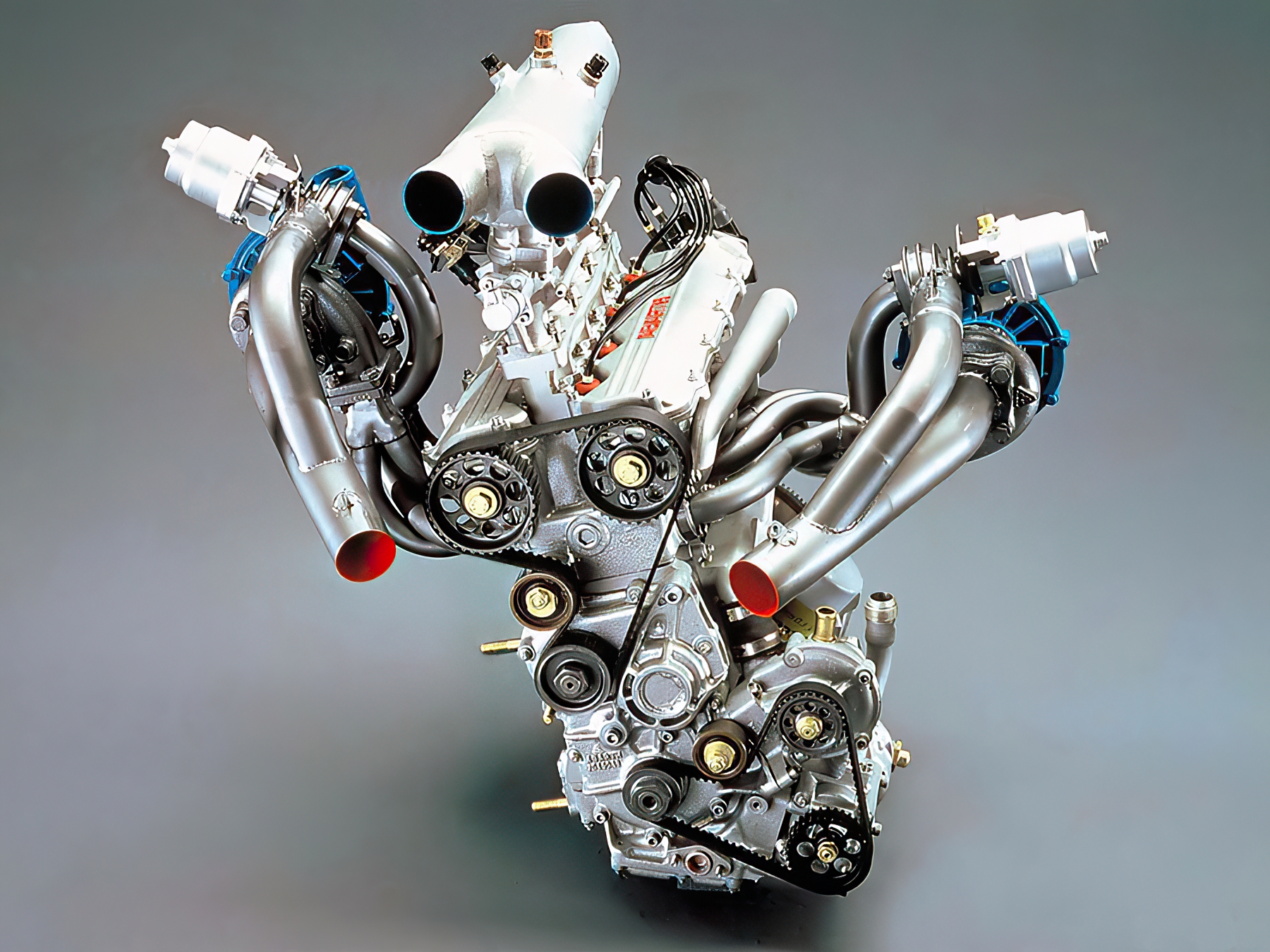 El revolucionario motor Triflux que Lancia creó para sustituir al Grupo B con un increíble sistema de admisión cruzado y turbos secuenciales