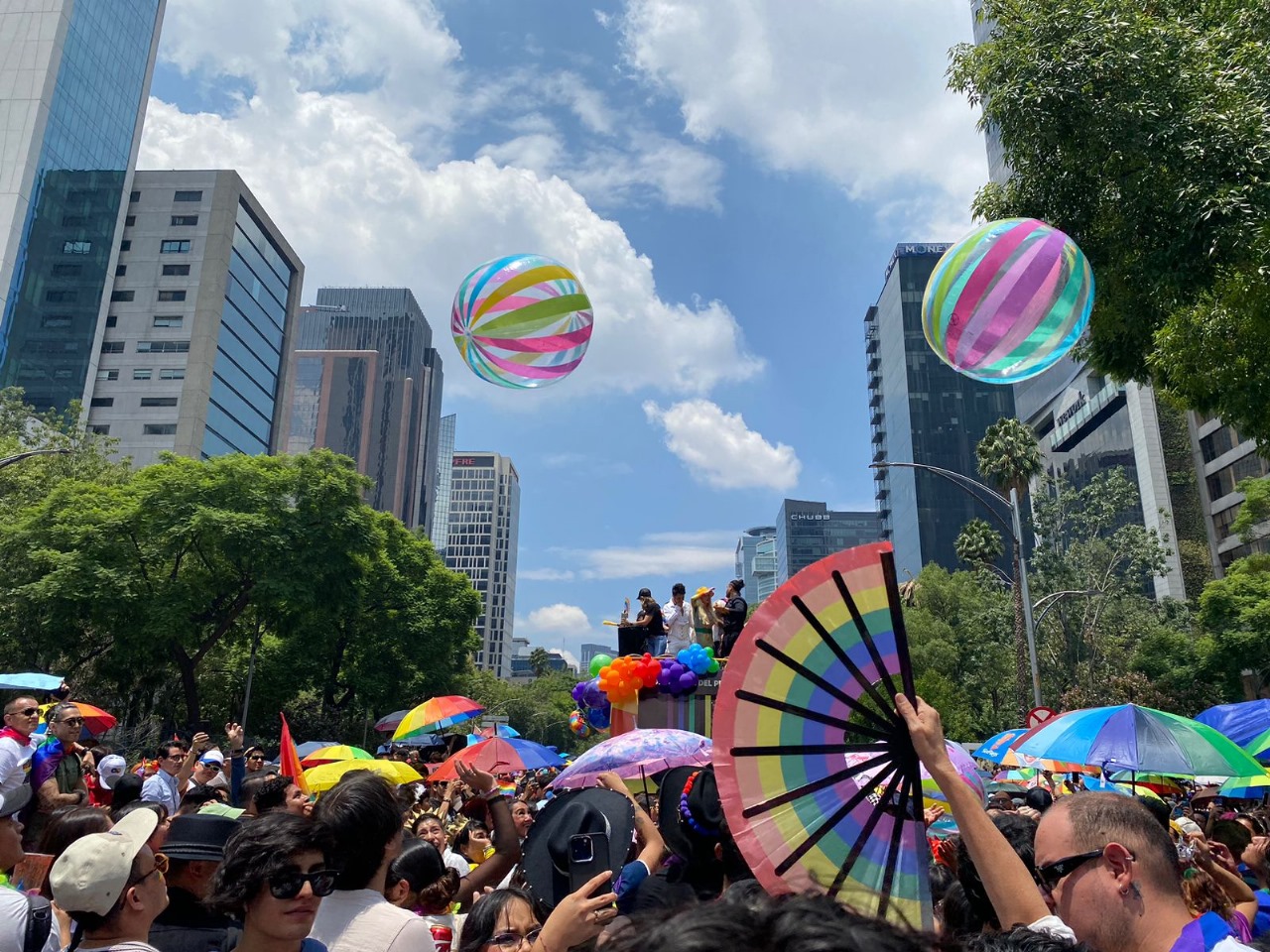 Marcha del Orgullo reúne a decenas de miles de personas en Santiago