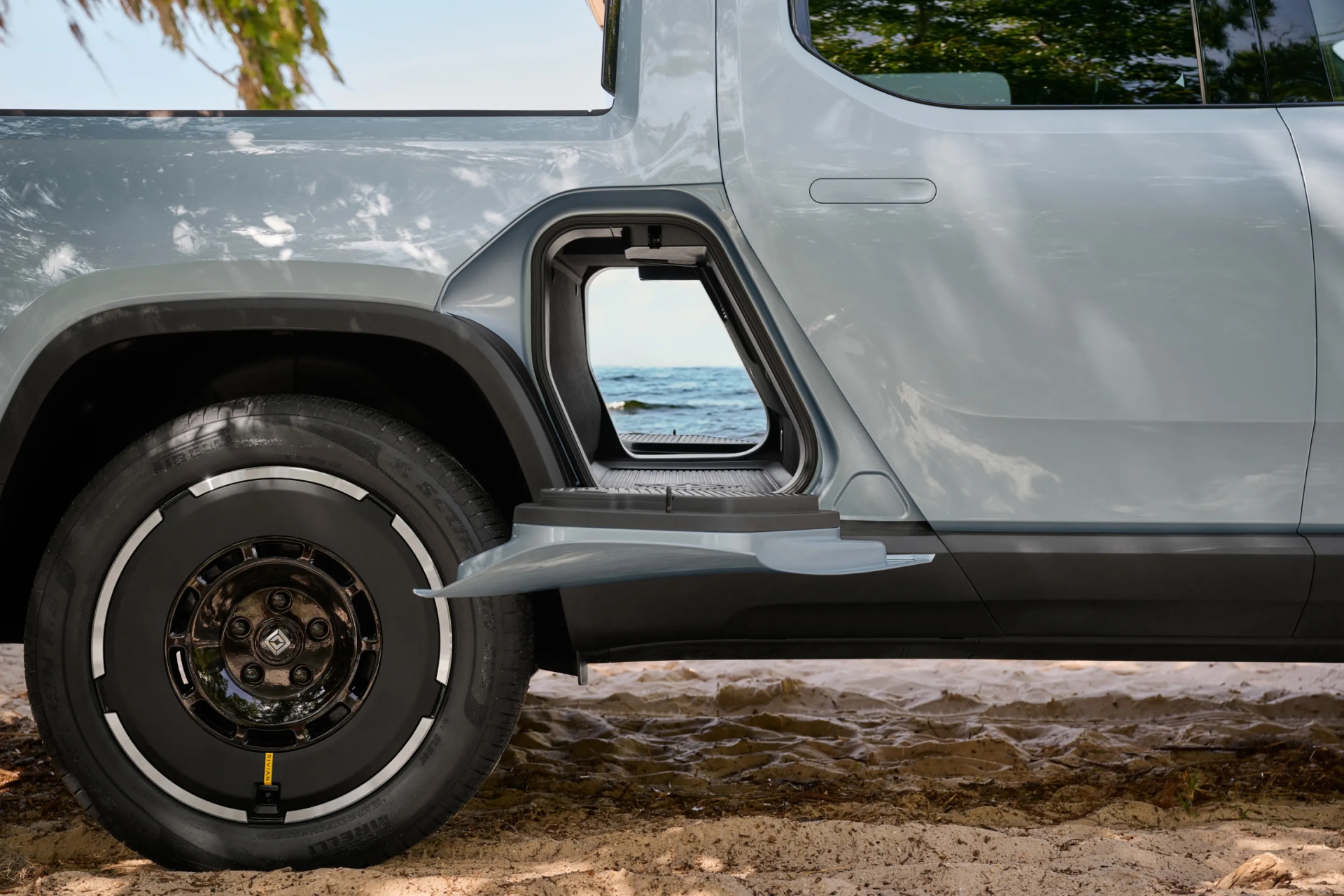 (Rivian) Con hasta 4 motores y serias armas para hacer todoterreno extremo, uno de los mejores 4x4 del mercado estrena actualización