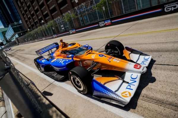 Scott Dixon reinó en una caótica carrera en Detroit