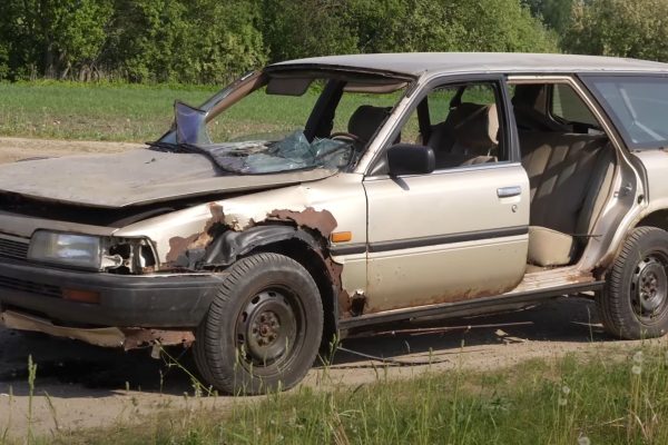 El coche más indestructible es un Toyota Camry que vuelve a rugir tras 18 años abandonado a la intemperie