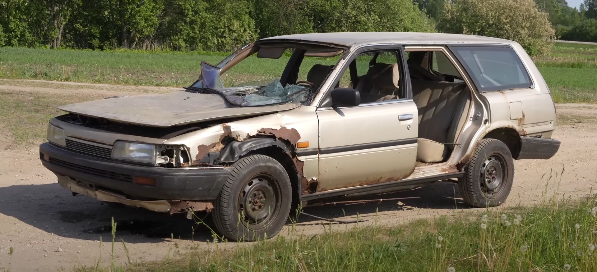 El coche más indestructible es un Toyota Camry que vuelve a rugir tras 18 años abandonado a la intemperie