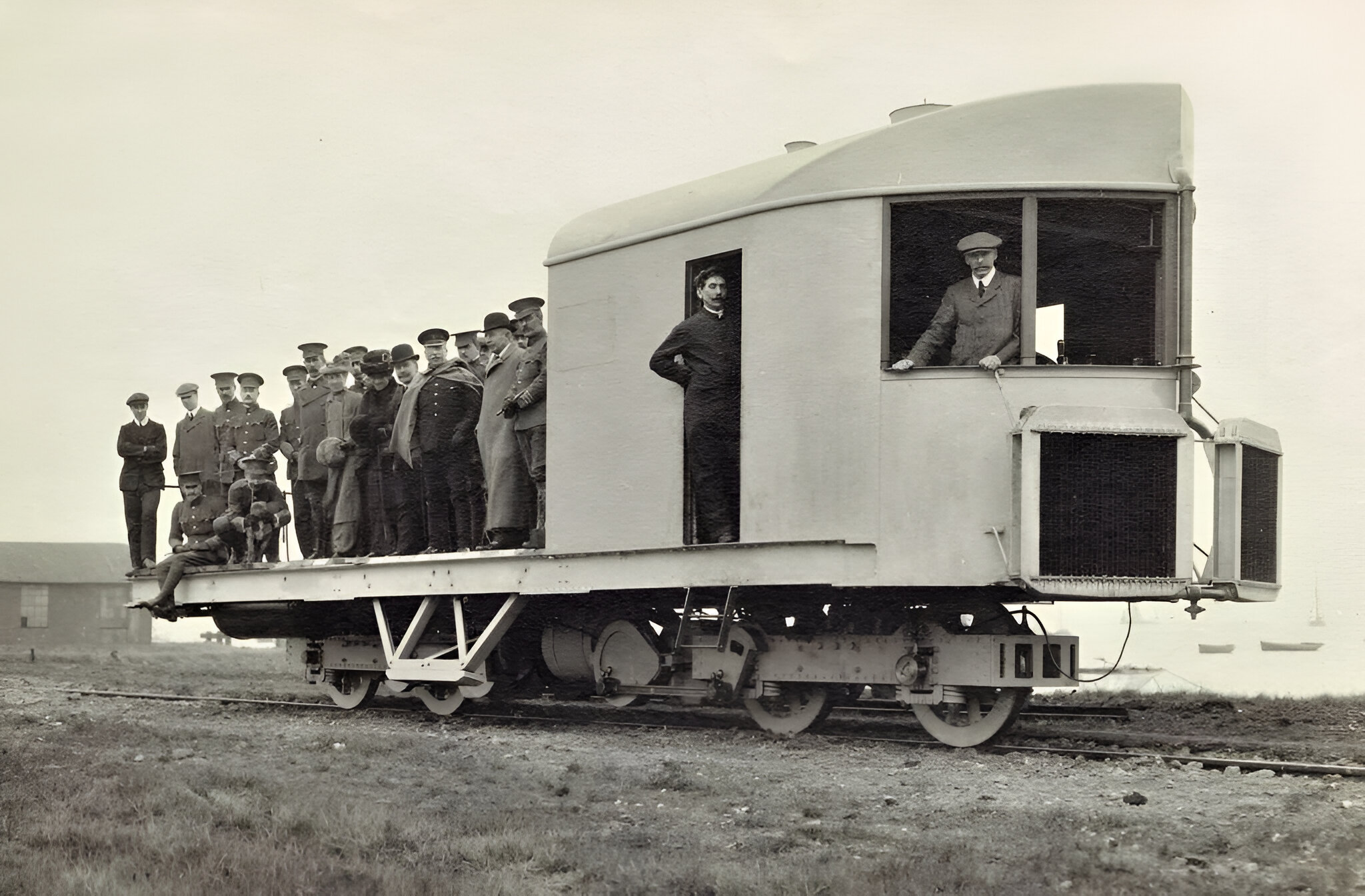 El tren que desafió las leyes de la física hace más de 100 años se mantenía en equilibrio sobre una hilera de ruedas incluso parado