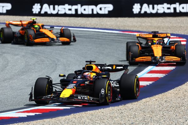 Max Verstappen triunfa en el sprint austriaco frente a unos McLaren cercanos y peleones